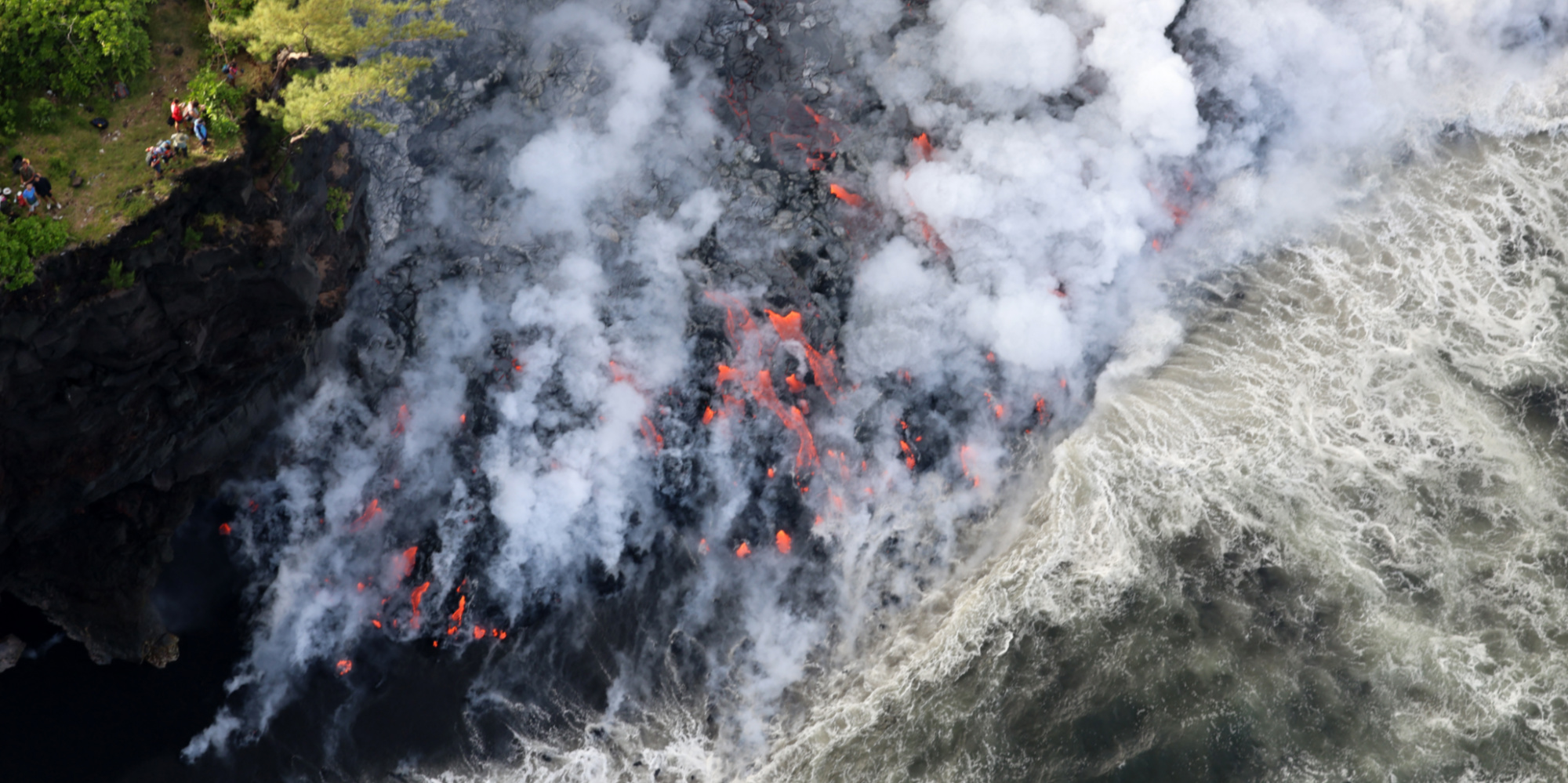 La lave rencontre l'Océan !