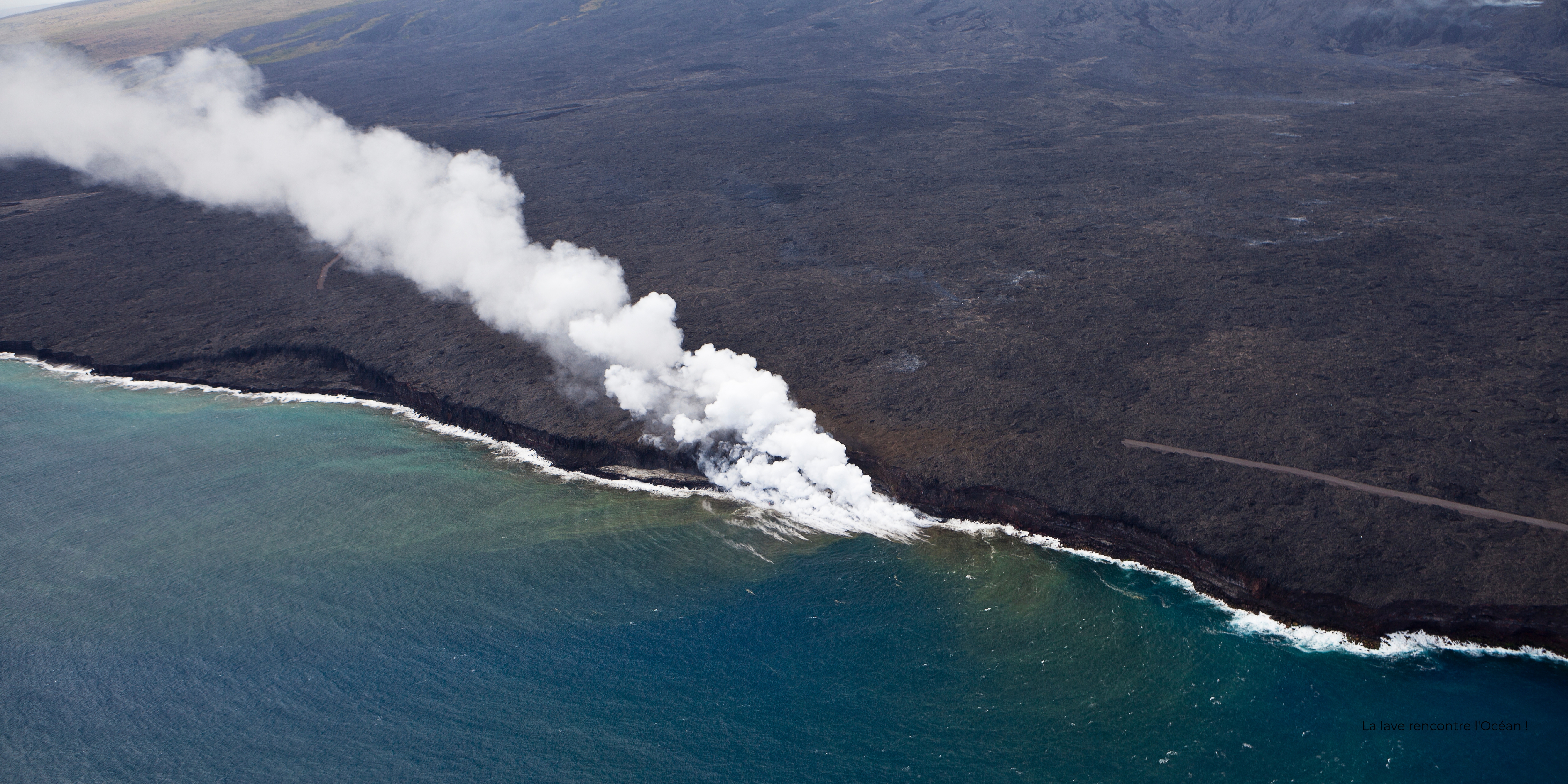 La lave du Piton de la Fournaise à la rencontre l'Océan Indien